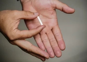 Entenda o que é o chip da beleza condenado por entidades médicas