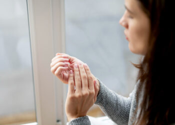 Saúde das unhas: entenda os sinais de alerta e quando buscar um dermatologista