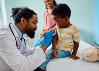 Dia Nacional da Vacinação: infectologista alerta para a importância de manter a imunização em dia