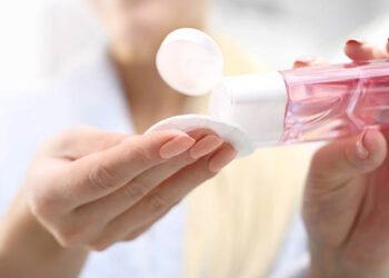 Remover a maquiagem corretamente evita acnes e previne o envelhecimento