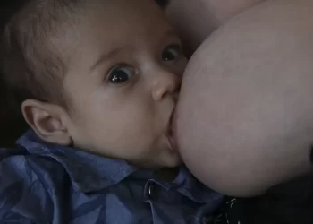 Bebês e gestantes precisam de comidas leves e mais líquido no calor