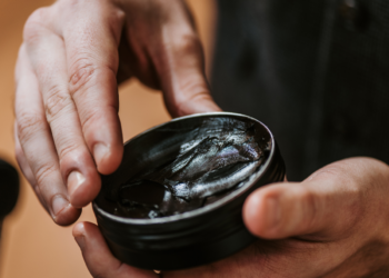 Vigilância Sanitária emite alerta sobre pomadas para cabelos