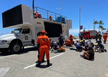 Operação conjunta das forças de resgate, saúde e segurança simula acidente com trio elétrico e atendimento a múltiplas vítimas