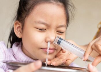 Dupla função: lavagem nasal previne e trata doenças respiratórias em crianças