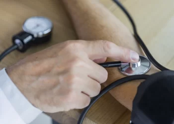 Cardiologista alerta sobre doença silenciosa que afeta 51 milhões de brasileiros