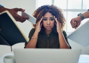 5 hábitos comuns que podem piorar sua saúde mental