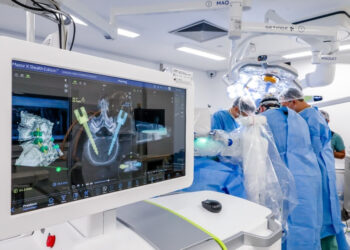 Einstein utiliza robô para auxiliar cirurgias de coluna vertebral