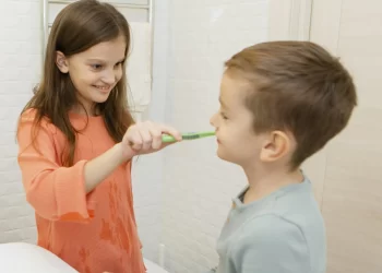 Cuidado bucal: os perigos invisíveis do compartilhamento das escovas de dente