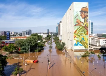 Médicos emitem recomendações para evitar doenças em meio a enchentes