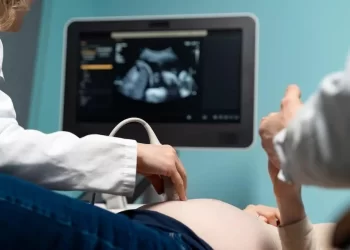 Mulher realiza exame de ultrassom. (Foto: Reprodução)