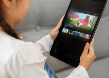 Tempo excessivo de telas pode afetar saúdes física e mental de crianças