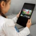 Tempo excessivo de telas pode afetar saúdes física e mental de crianças