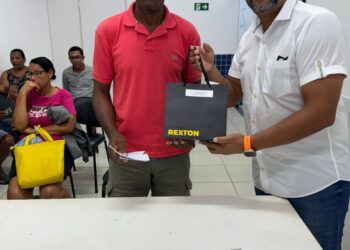 Secretaria de Saúde de Lauro de Freitas entrega 144 novos aparelhos auditivos a pacientes da rede municipal