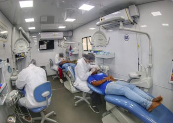 Odontomóvel nas Escolas leva serviços de saúde bucal para alunos da rede estadual em Camaçari