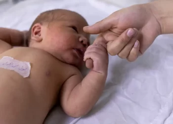 Síndrome do bebê sacudido: risco de trauma em brincadeiras com bebês