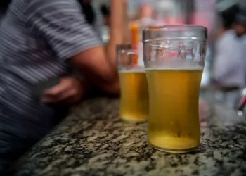 Consumo de álcool causa 12 mortes por hora no país, diz Fiocruz