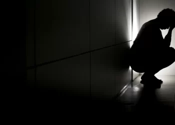 Violência aumenta risco de internação psiquiátrica entre jovens