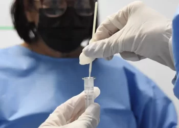 Pesquisa revela risco de Covid grave em pessoas com HIV com 50 anos