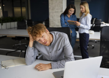 30% dos brasileiros sofrem com burnout: entenda como a segurança psicológica pode reverter o alto índice da doença no Brasil