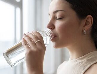 Hidratação no verão: água é aliada na prevenção de pedras nos rins e outras complicações