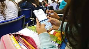 Regulamentação do uso de celulares em escolas requer diálogo sobre danos à saúde e à socialização dos jovens