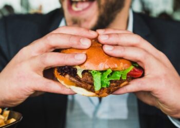 26.01 – Dia da Gula: Entenda a diferença entre fome e o “comer por gula” e saiba como lidar com episódios de comilança