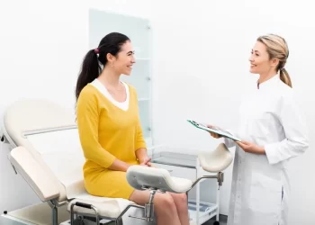 Exames ginecológicos regulares na prevenção de câncer, miomas e endometriose