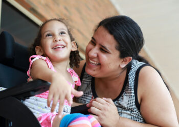 Maternidade Atípica: Com 73% dos pais ausentes, mães atípicas enfrentam sobrecarga emocional e financeira