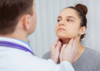 Aumento de casos: Febre prolongada e dor intensa na garganta podem indicar a ‘doença do beijo’