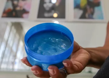 Anvisa cancela venda de pomadas para fixar cabelos; veja a lista