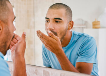 Mau hálito nem sempre está ligado à má higiene bucal. Entenda