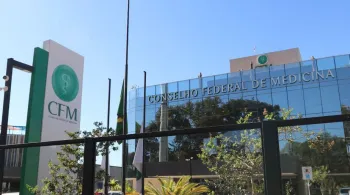 Proibição de Terapias para Jovens Trans pelo CFM É Classificada Como Grave Violação