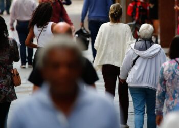 Bahia registra queda nas taxas de HIV/Aids, enquanto exposição de mulheres heterossexuais chega a 86,4% no país