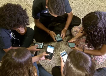 Sem apoio, adolescentes enfrentam sozinhos os efeitos das redes sociais, revela pesquisa