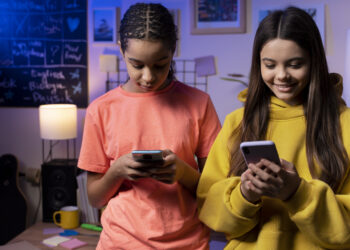 Especialista explica a relação entre o uso excessivo de telas e a miopia em crianças e jovens