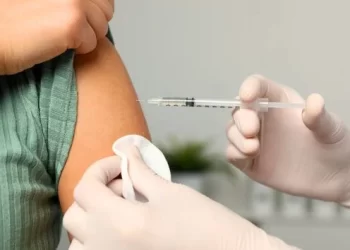 Vacina contra herpes zoster pode reduzir risco de Alzheimer e demência, apontam estudos com mais de 500 mil participantes