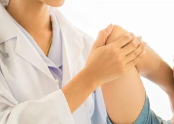 Ação gratuita de saúde oferece triagem para escoliose no Salvador Norte Shopping