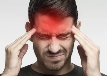 Enxaqueca e tabagismo, uma combinação que aumenta as chances de AVC e infarto