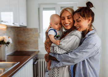 Mês do orgulho LGBTQIA+: veja como casais homoafetivos podem ter filhos biológicos