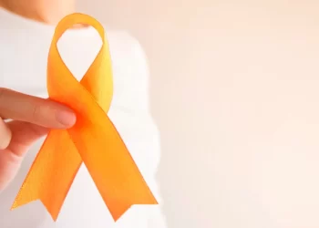 Agosto Laranja chama atenção para os desafios e avanços no cuidado com a Esclerose Múltipla