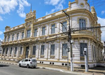 Prefeitura de Feira de Santana expõe nomes de pessoas com HIV ao suspender benefício