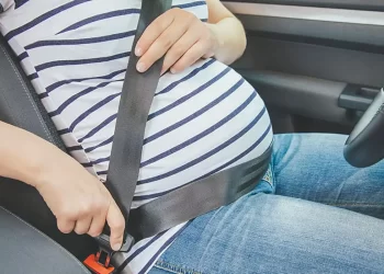 Gestantes e puérperas precisam redobrar cuidados ao dirigir, alerta Abramet