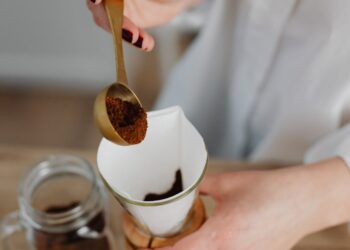 A Agência Nacional de Vigilância Sanitária (Anvisa) proibiu, de forma imediata, a fabricação, comercialização, distribuição, propaganda e uso do pó para preparo de café Fellow Criativo, da marca Cafellow. A resolução foi publicada nesta terça-feira (28), no Diário Oficial da União. A agência informou que o produto contém extrato do cogumelo Agaricus bisporus, um ingrediente que não passou por avaliação de segurança para uso em alimentos no país. Esse foi um dos principais motivos que levaram ao veto. A Anvisa também apontou que o rótulo e as peças de divulgação traziam alegações de saúde não autorizadas pela autoridade sanitária, como promessas de ajudar no “controle de insulina” e na redução do colesterol, sem comprovação científica reconhecida. Outro problema identificado foi o risco de o consumidor interpretar o item como um café tradicional, o que contraria normas de rotulagem e pode induzir a erro. Com a decisão, todas as unidades do Fellow Criativo devem ser recolhidas, e a empresa está impedida de fazer qualquer tipo de divulgação do produto até que haja nova análise do órgão regulador. imagem canva
