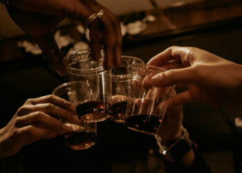 Alerta sobre bebidas adulteradas com metanol: especialistas explicam riscos, direitos e responsabilidades