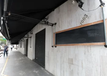 Vigilância Sanitária do DF interdita bebidas em rede de supermercados