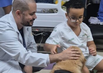 Cadelinha Lola encanta crianças e adultos durante visita ao Hospital Roberto Santos