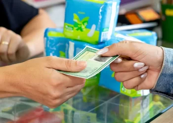 Beneficiárias recebem mensagens sobre retirada de absorventes no SUS