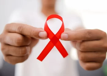 Dia Mundial de Luta contra a AIDS: Medicina da USP aponta avanços em prevenção e adesão ao tratamento 