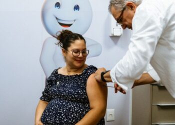 Ministro da Saúde e primeira-dama lançam vacinação contra bronquiolite em Brasília