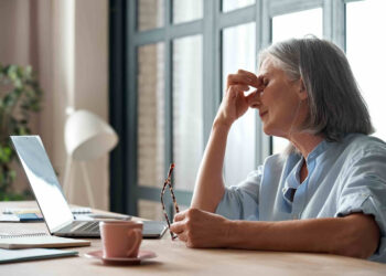 Oftalmologista explica a Síndrome do Olho Seco, sintoma acarretado pela menopausa